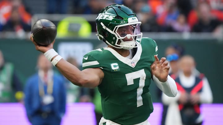 Oct 12, 2025; Tottenham, United Kingdom; New York Jets quarterback Justin Fields (7) throws a pass against the Denver Broncos during an NFL International Series game at Tottenham Hotspur Stadium. Mandatory Credit: Kirby Lee-Imagn Images Oct 12, 2025; Tottenham, United Kingdom; New York Jets quarterback Justin Fields (7) throws a pass against the Denver Broncos during an NFL International Series game at Tottenham Hotspur Stadium. Mandatory Credit: Kirby Lee-Imagn Images