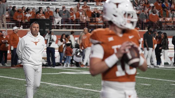 Nov 24, 2023; Austin, Texas, USA; Texas Longhorns head coach Steve Sarkisian observes quarterback Arch Manning Nov 24, 2023; Austin, Texas, USA; Texas Longhorns head coach Steve Sarkisian observes quarterback Arch Manning