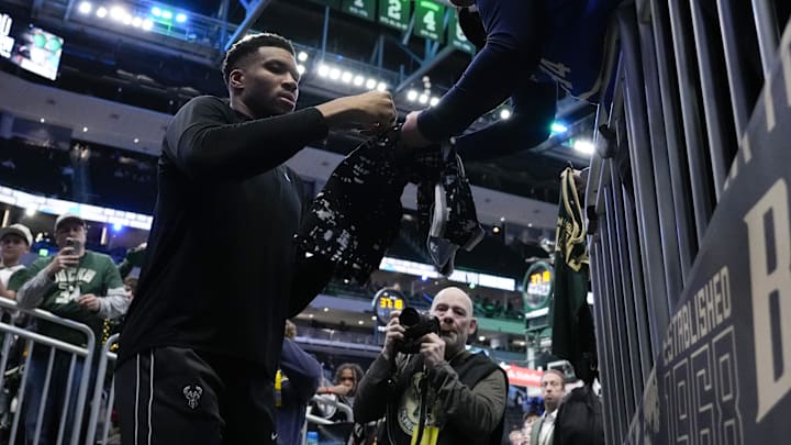 Giannis Antetokounmpo quizás salga de los Bucks en verano