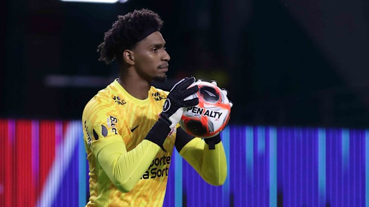 Hugo Souza foi, mais uma vez, decisivo para o Corinthians