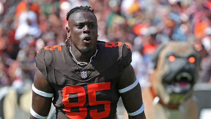 Cleveland Browns tight end David Njoku (85) takes the field before an NFL football game at Huntington Bank Field, Sept. 21, 2025, in Cleveland, Ohio.