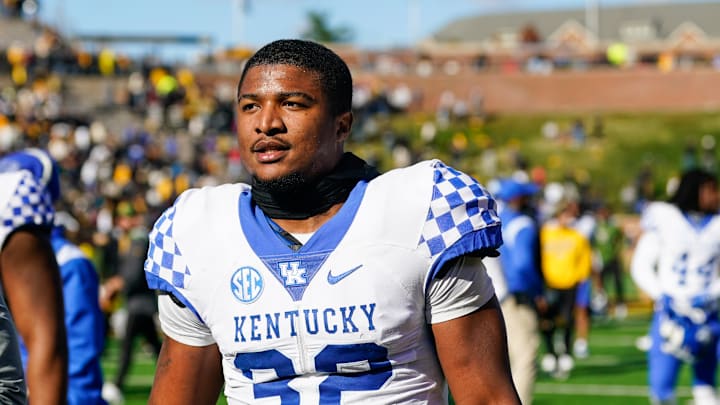 Kentucky linebacker Trevin Wallace (32)