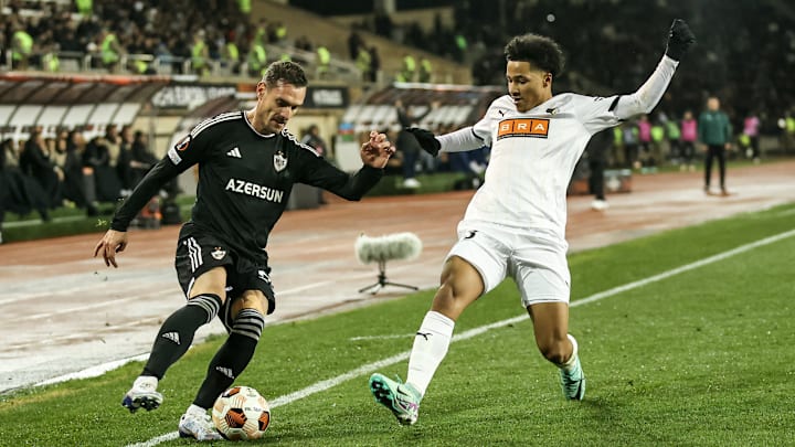 Momodou Sonko (rechts) im Europa League-Spiel gegen Qarabag 
