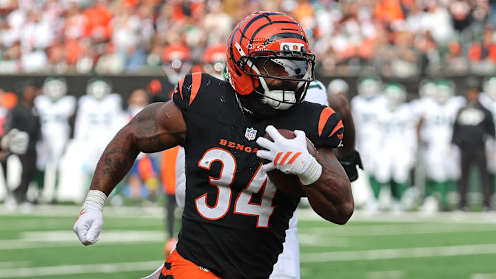 Oct 26, 2025; Cincinnati, Ohio, USA; Cincinnati Bengals running back Samaje Perine (34) runs with the ball during the third quarter against the New York Jets at Paycor Stadium. Mandatory Credit: Joseph Maiorana-Imagn Images