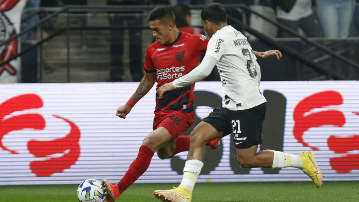 Athletico-PR e Corinthians se encontram no gramado da Ligga Arena.