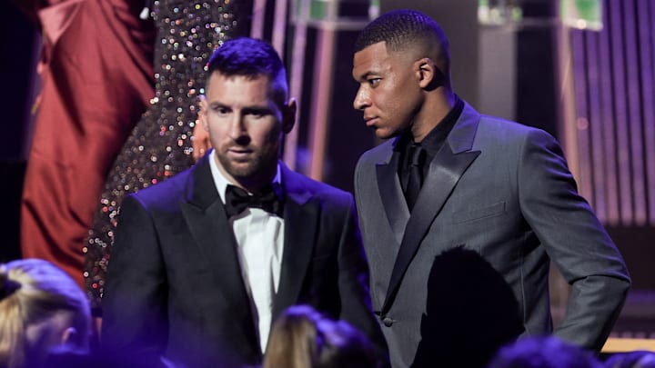 Kylian Mbappé y Lionel Messi en la ceremonia del Balón de Oro de 2023