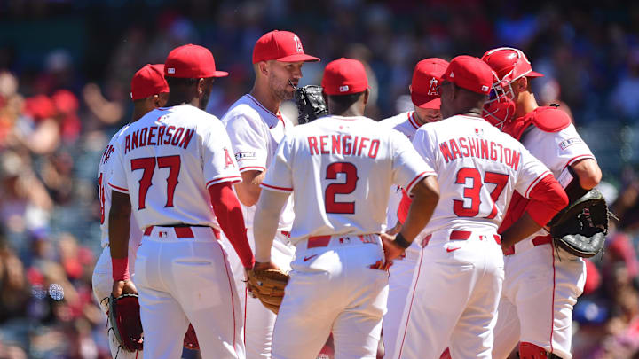Apr 6, 2025; Anaheim, California, USA; Los Angeles Angels manager Ron Washington (37) meets with pitcher Tyler Anderson (31) and the infield during the fifth inning at Angel Stadium. Mandatory Credit: Gary A. Vasquez-Imagn Images