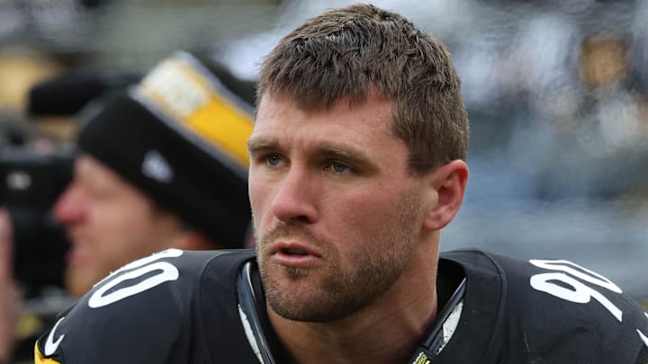 Nov. 16, 2025; Pittsburgh, Pennsylvania, USA; Pittsburgh Steelers outside linebacker T.J. Watt (90) looks on from the sidelines against the Cincinnati Bengals during the third quarter at Acrisure Stadium. Nov. 16, 2025; Pittsburgh, Pennsylvania, USA; Pittsburgh Steelers outside linebacker T.J. Watt (90) looks on from the sidelines against the Cincinnati Bengals during the third quarter at Acrisure Stadium.