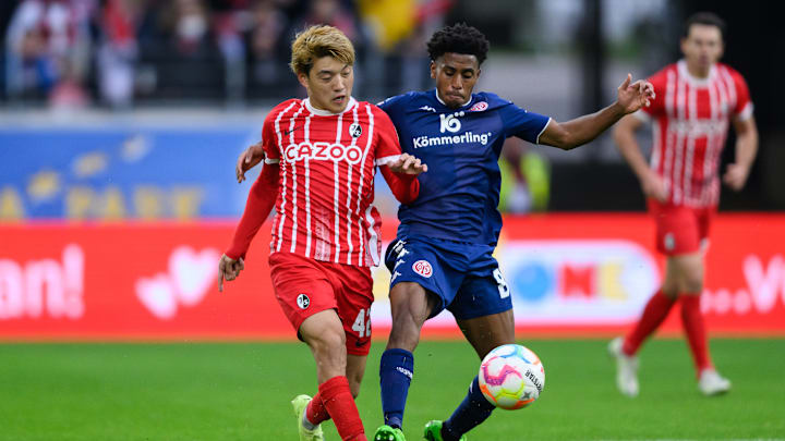 Ritsu Doan (l.) im Zweikampf mit Leandro Barreiro