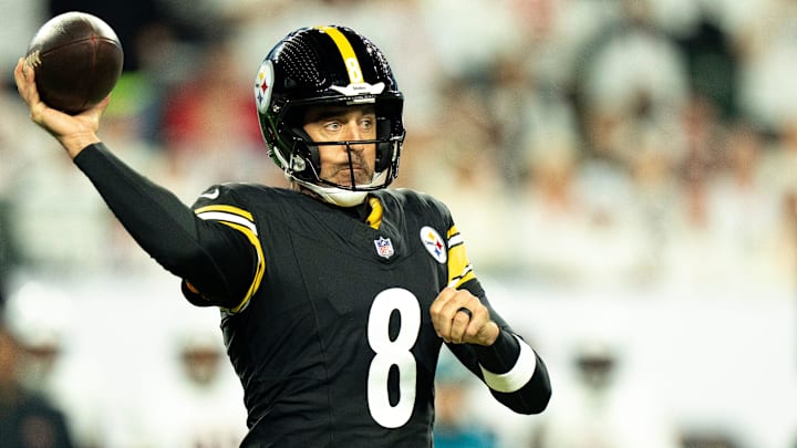 Pittsburgh Steelers quarterback Aaron Rodgers (8) throws a pass in the first quarter of the NFL game between the Cincinnati Bengals and Pittsburgh Steelers at Paycor Stadium in Cincinnati on Oct. 16, 2025.