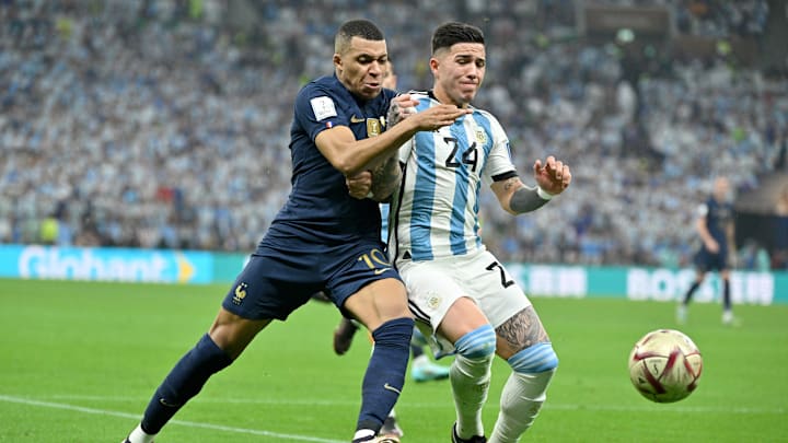 Enzo Fernández y Kylian Mbappé en la final del Mundial de Qatar 2022, donde comenzó el enfrentamiento de Argentina con los franceses