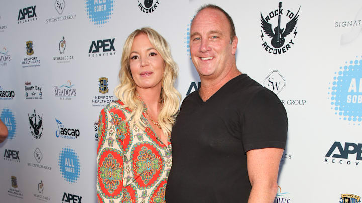Jeanie Buss y el comediante Jay Mohr se casaron en una ceremonia íntima