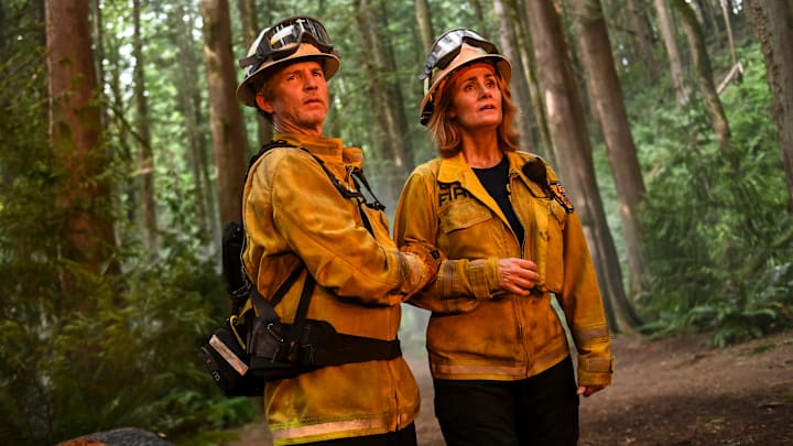 “Not a Stray” – Fire Country. Pictured (L-R): Shawn Hatosy as Brett Richards and Diane Farr as Sharon Leone. “Not a Stray” – Fire Country. Pictured (L-R): Shawn Hatosy as Brett Richards and Diane Farr as Sharon Leone.