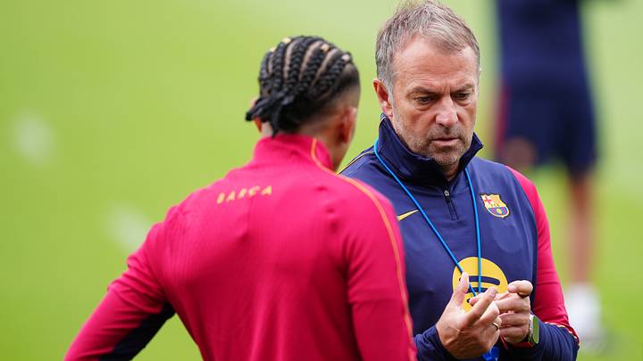 Barça-Coach Hansi Flick spricht mit seinem Top-Stürmer Raphinha Barça-Coach Hansi Flick spricht mit seinem Top-Stürmer Raphinha