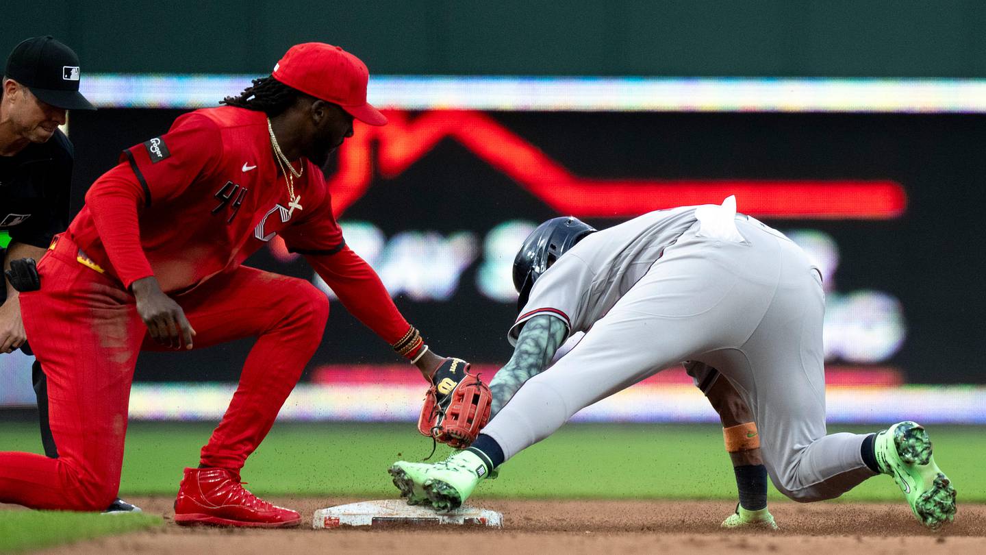 Cincinnati Reds Hold Their Breath After Elly De La Cruz Leaves Game Early