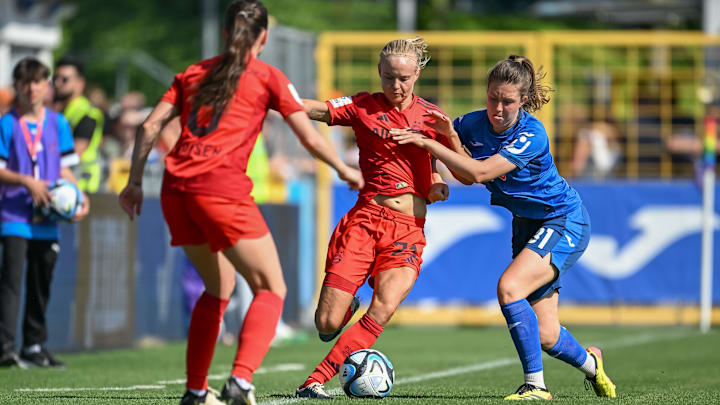 Pernille Harder (am Ball) im Duell mit Jana Feldkamp (rechts) Pernille Harder (am Ball) im Duell mit Jana Feldkamp (rechts)
