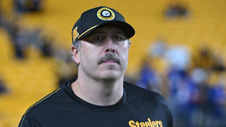 Oct 28, 2024; Pittsburgh, Pennsylvania, USA; Pittsburgh Steelers offensive coordinator Arthur Smith walks the sidelines during warmup for a game against the New York Giants at Acrisure Stadium. Mandatory Credit: Barry Reeger-Imagn Images Oct 28, 2024; Pittsburgh, Pennsylvania, USA; Pittsburgh Steelers offensive coordinator Arthur Smith walks the sidelines during warmup for a game against the New York Giants at Acrisure Stadium. Mandatory Credit: Barry Reeger-Imagn Images