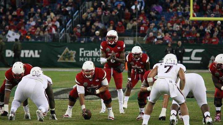 Lamar Jackson leads the Cards in the 2015 Music City Bowl
