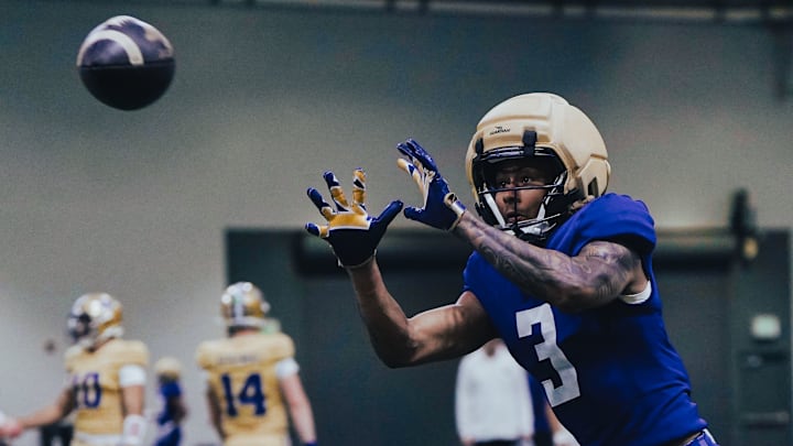 Rashid Williams makes a Dempsey Indoor reception.