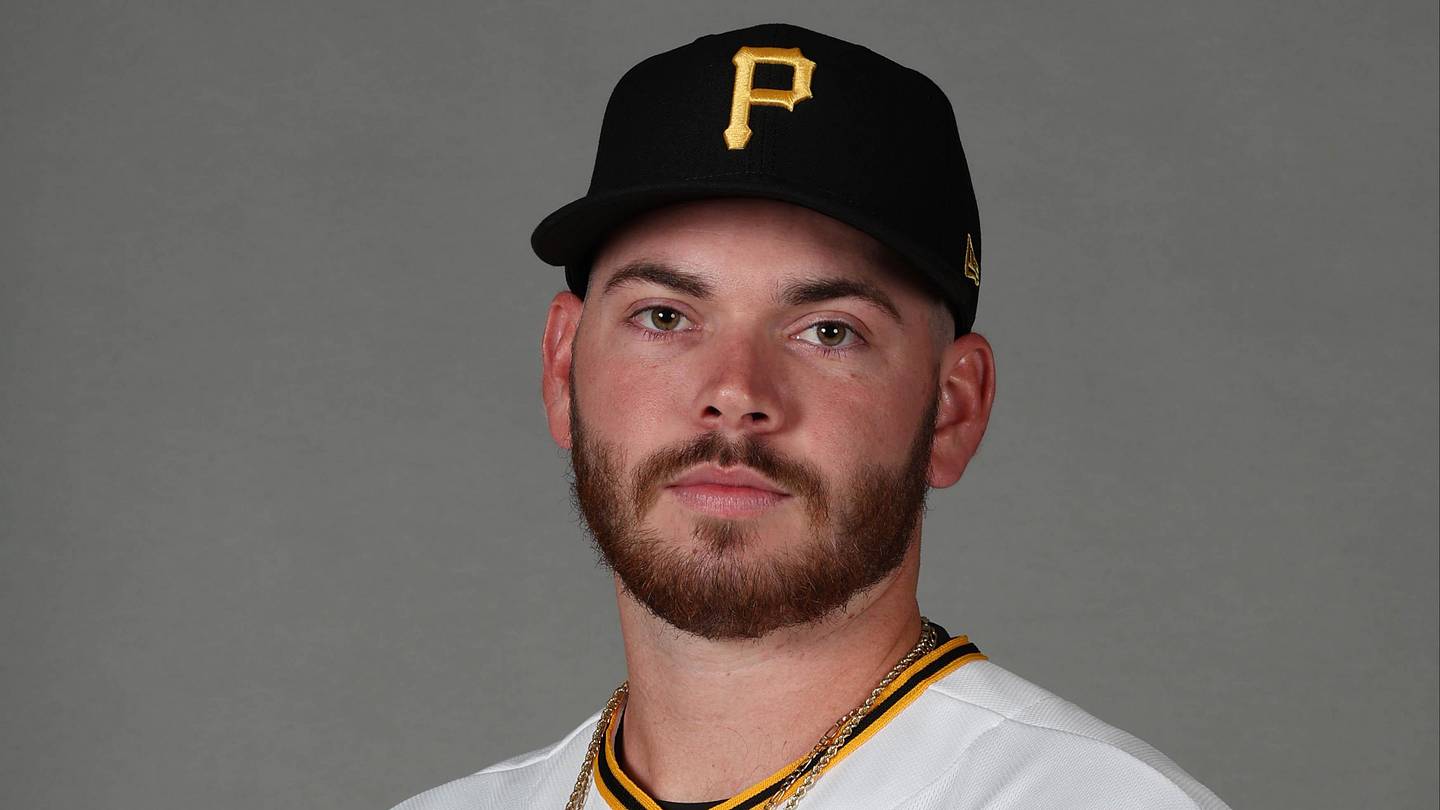 Pirates DFA Reliever to Make Room on 40-Man Roster