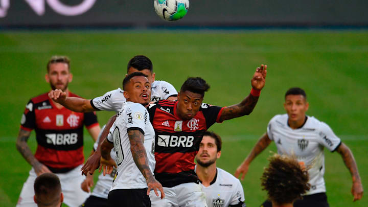 Atlético-MG e Flamengo disputam o troféu da Supercopa do Brasil. Atlético-MG e Flamengo disputam o troféu da Supercopa do Brasil.