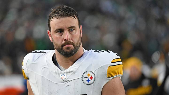 Dec 15, 2024; Philadelphia, Pennsylvania, USA; Pittsburgh Steelers defensive tackle Dean Lowry (94) on the sidelines against the Philadelphia Eagles at Lincoln Financial Field.  