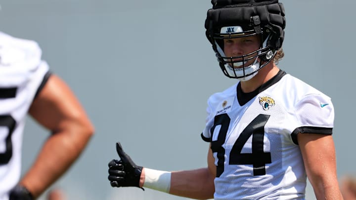Jacksonville Jaguars tight end Hunter Long (84) gives a thumbs up during an NFL training camp session at the Miller Electric Center, Friday Aug. 15, 2025 in Jacksonville, Fla. [Corey Perrine/Florida Times-Union]