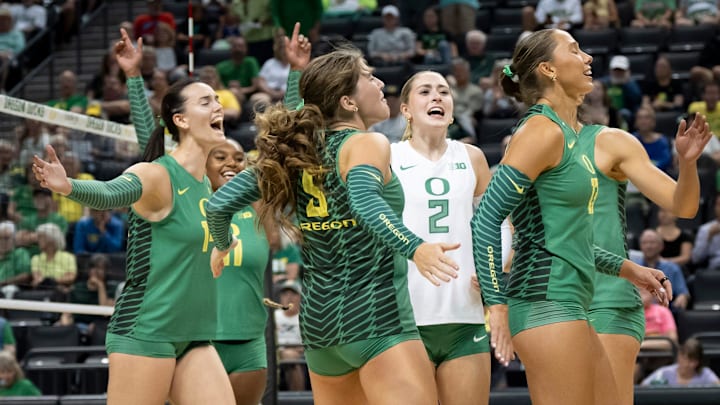 Oregon women's volleyball starts the season 3-0 with wins over Prairie View A&M and Montana State over the weekend.