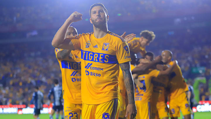 André-Pierre Gignac celebra un gol.