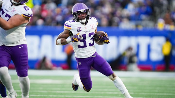 Minnesota Vikings running back Aaron Jones Sr. (33) runs the ball during a game against the New York Giants at MetLife Stadium, Dec 21, 2025, East Rutherford, NJ, USA
