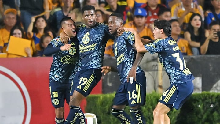 Érick Sánchez celebra con sus compañeros el gol ante Tigres