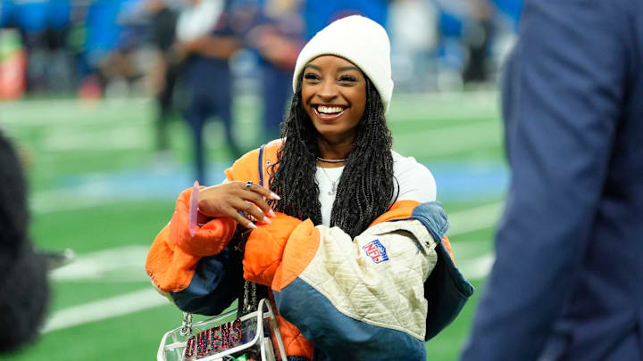 Simone Biles hangs out on the sidelines to see husband Chicago Bears safety Jonathan Owens play against the Detroit Lions on Thanksgiving Day Detroit on Thursday, Nov. 28, 2024.