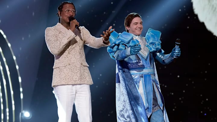 THE MASKED SINGER: L-R: Nick Cannon and Drake Bell in the “Miley Cyrus Night” episode of THE MASKED SINGER airing Wednesday, Nov. 20 (8:00-9:02 PM ET/PT) on FOX