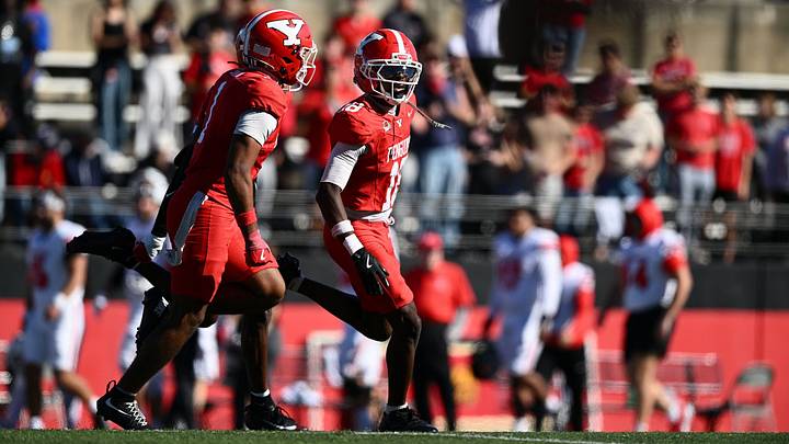 Youngstown State defensive back Darvens Tunis (18)