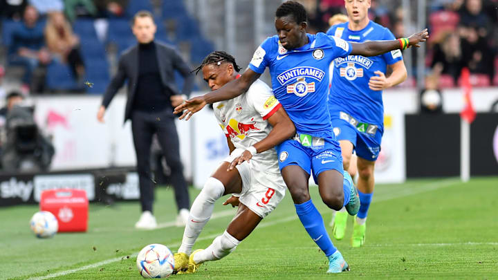 Junior Adamu (l.) versucht sich gegen Amadou Dante durchzusetzen