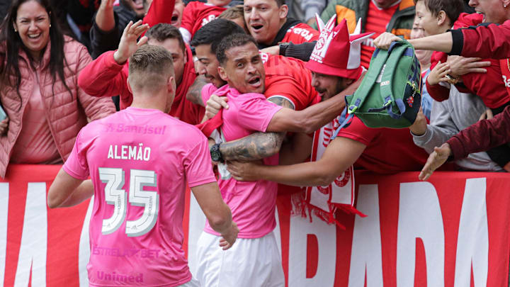 Alan Patrick brilha, marca duas vezes, e Internacional vence o Goiás e se mantém na vice-liderança da Série A.