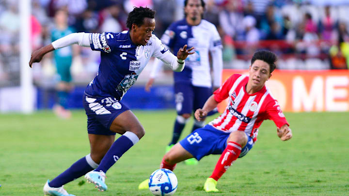 Romario Ibarra ante la marca de Oscar Macias. Romario Ibarra ante la marca de Oscar Macias.