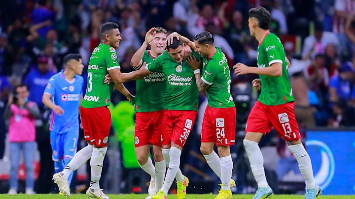 Jugadores de las Chivas del Guadalajara celebran un gol.