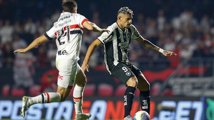 Botafogo e São Paulo se enfrentam pelas quartas de final da Libertadores. Botafogo e São Paulo se enfrentam pelas quartas de final da Libertadores.