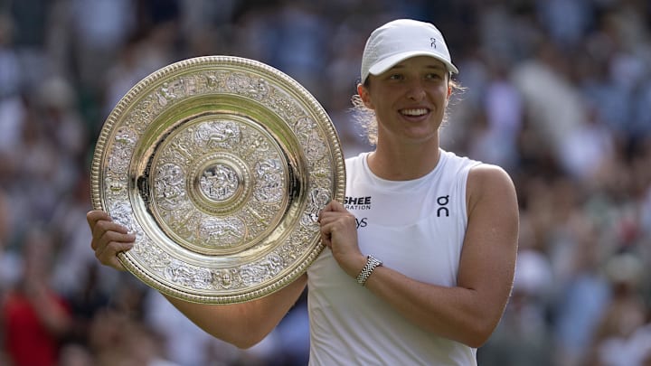 Iga Świątek dominated in the Wimbledon final, claiming her sixth major championship. 