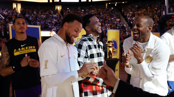 Stephen Curry y los Warriors recibieron sus anillos de campeón