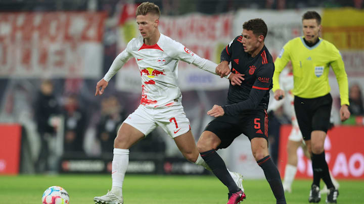 Dani Olmo (l.) im Zweikampf mit Benjamin Pavard