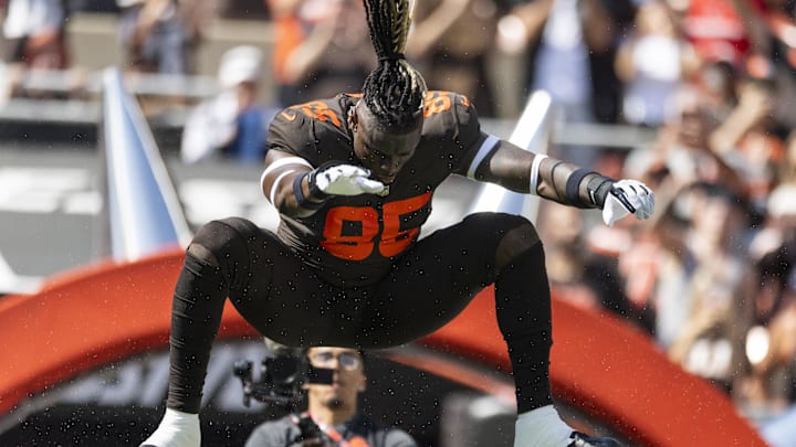 Sep 21, 2025; Cleveland, Ohio, USA; Cleveland Browns tight end David Njoku (85) leaps onto the field during player introductions before the game against the Green Bay Packers at Huntington Bank Field. Mandatory Credit: Scott Galvin-Imagn Images Sep 21, 2025; Cleveland, Ohio, USA; Cleveland Browns tight end David Njoku (85) leaps onto the field during player introductions before the game against the Green Bay Packers at Huntington Bank Field. Mandatory Credit: Scott Galvin-Imagn Images