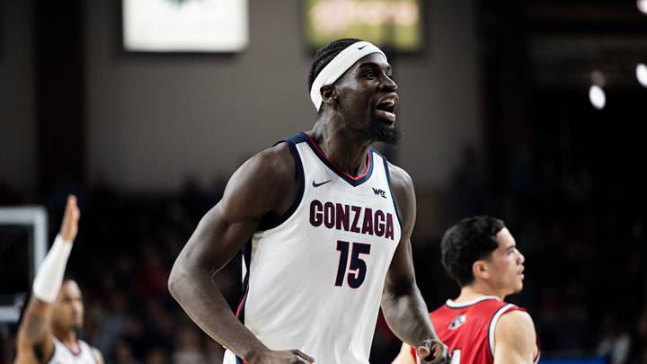 Gonzaga Bulldogs forward Graham Ike (15).