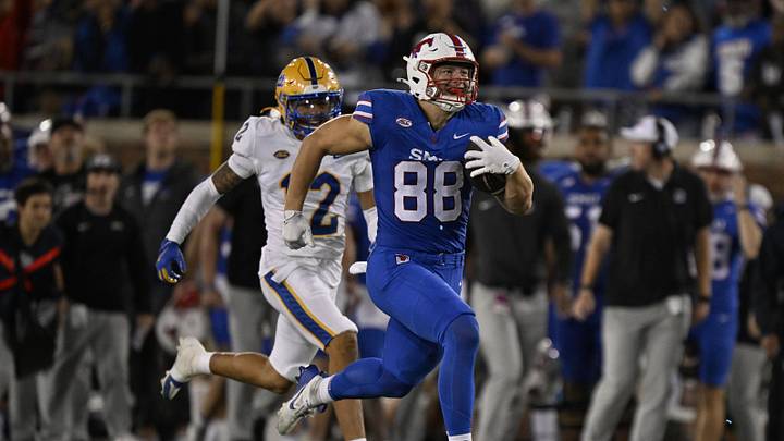 Nov 2, 2024; Dallas, Texas, USA; Southern Methodist Mustangs tight end Matthew Hibner (88) runs with the ball after the catch and scores a touchdown against the Pittsburgh Panthers during the second half at Gerald J. Ford Stadium. Mandatory Credit: Jerome Miron-Imagn Images