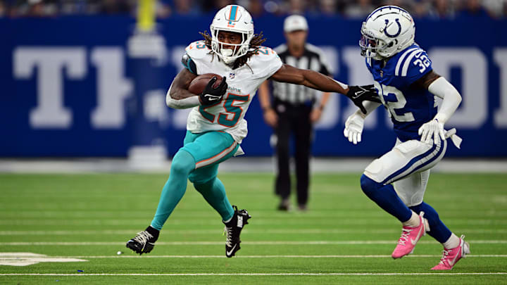 Miami Dolphins running back Jaylen Wright (25) tries to outrun Indianapolis Colts safety Julian Blackmon (32) during the second half at Lucas Oil Stadium. Miami Dolphins running back Jaylen Wright (25) tries to outrun Indianapolis Colts safety Julian Blackmon (32) during the second half at Lucas Oil Stadium.