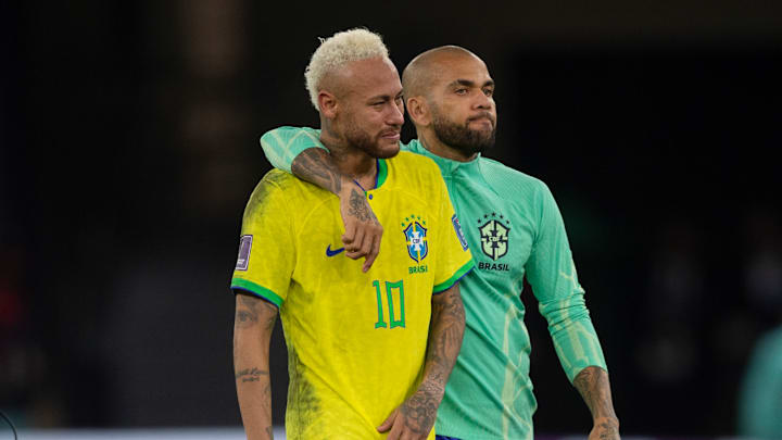 Dani Alves en train de réconforter Neymar après la défaite contre la Croatie Dani Alves en train de réconforter Neymar après la défaite contre la Croatie