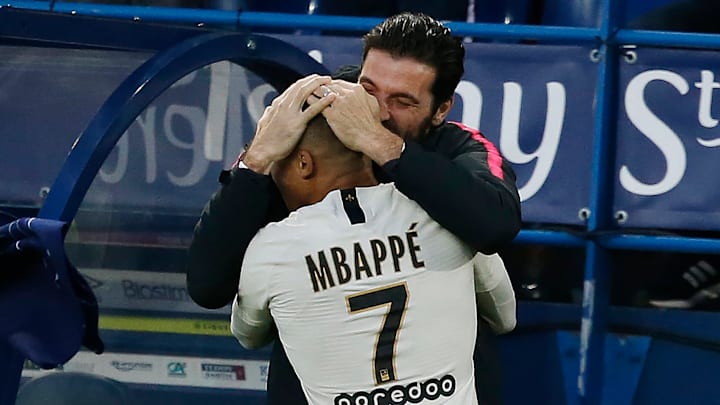 L'accolade entre les deux hommes.