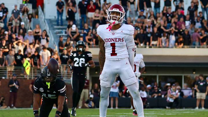 Isiaah Sategna celebrates a catch in Oklahoma's road matchup with Mississippi State.