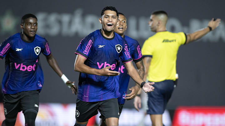 Botafogo venceu a Portuguesa por 2x0 na estreia